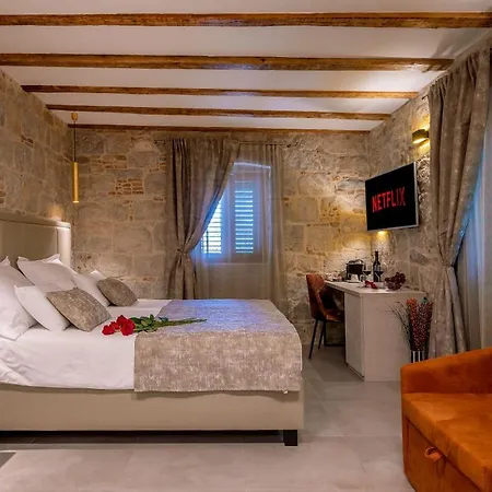 Old Spalatrum Luxury Split